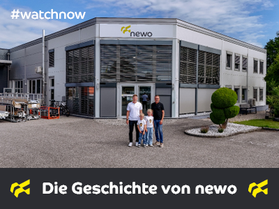 Firmengebäude von Newo mit vier Personen vor dem Eingang. Oben links steht der Hashtag #watchnow. Unten im Bild steht 'Die Geschichte von newo' in einem schwarzen Balken. Gebäude von Newo mit vier Personen davor und Text '#watchnow' und 'Die Geschichte von newo'.